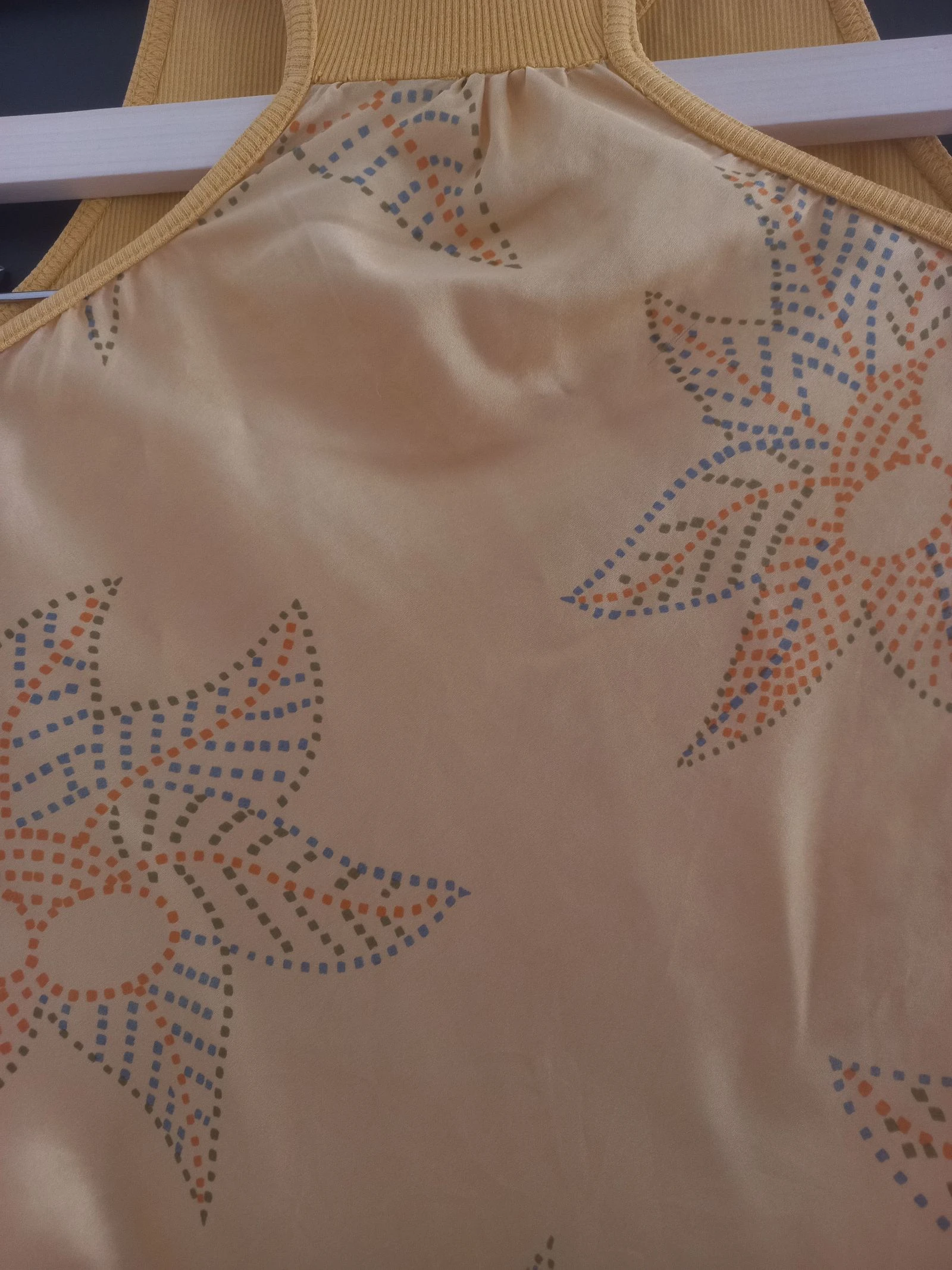 Purificação Garcia - top elegante de algodão e tecido acetinado amarelo – photo 6